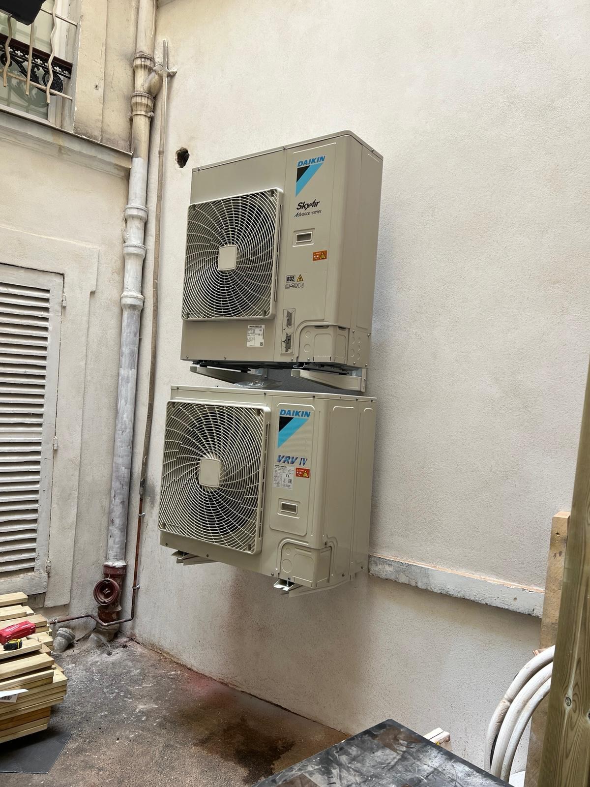Unités extérieures Daikin VRV et SkyAir installées dans une cour technique à Paris
